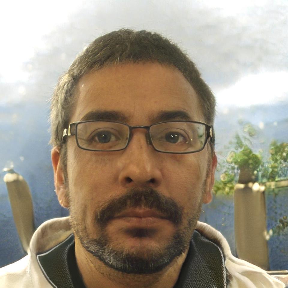 Retrato profesional de Aurelio Mendoza, instructor principal de desarrollo backend